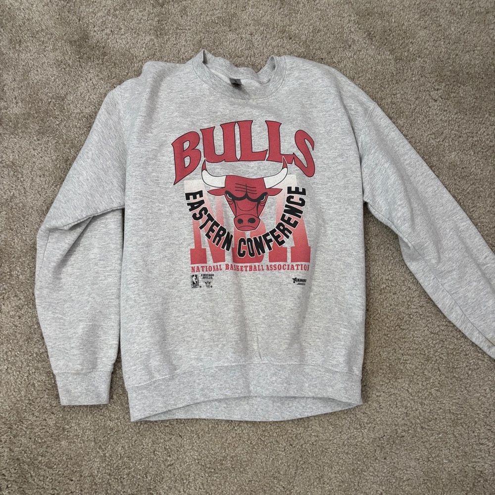 Gildan Gray Bulls Graphic Crewneck Sweatshirt with Red Logo
